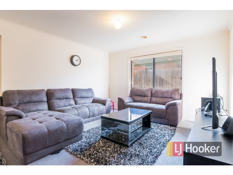 10 Sir Thomas Drive, Pakenham VIC 3810