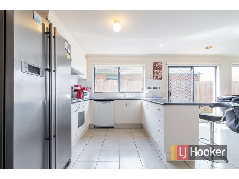 10 Sir Thomas Drive, Pakenham VIC 3810