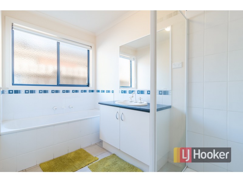 10 Sir Thomas Drive, Pakenham VIC 3810