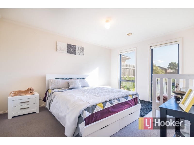 10 Sir Thomas Drive, Pakenham VIC 3810