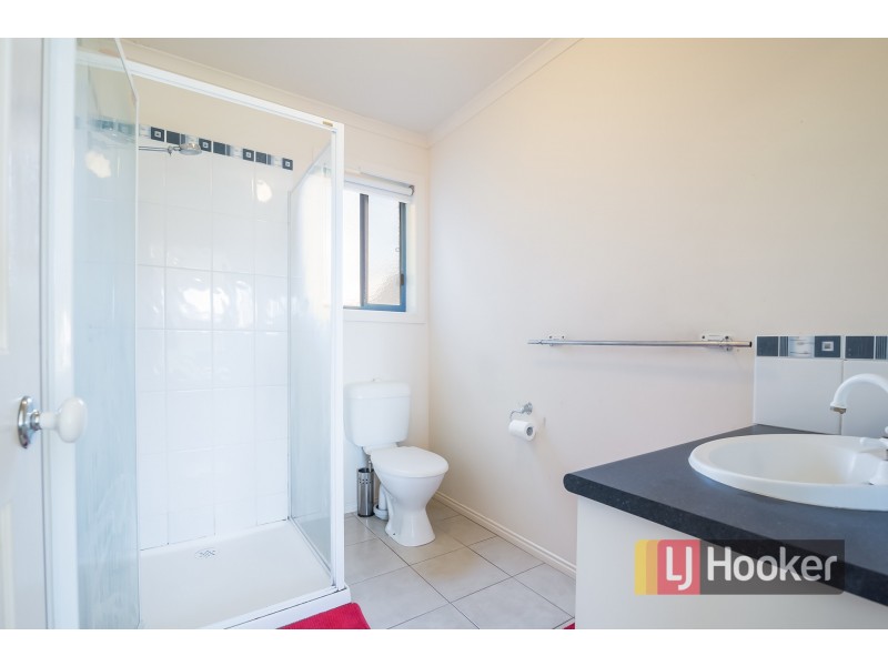 10 Sir Thomas Drive, Pakenham VIC 3810