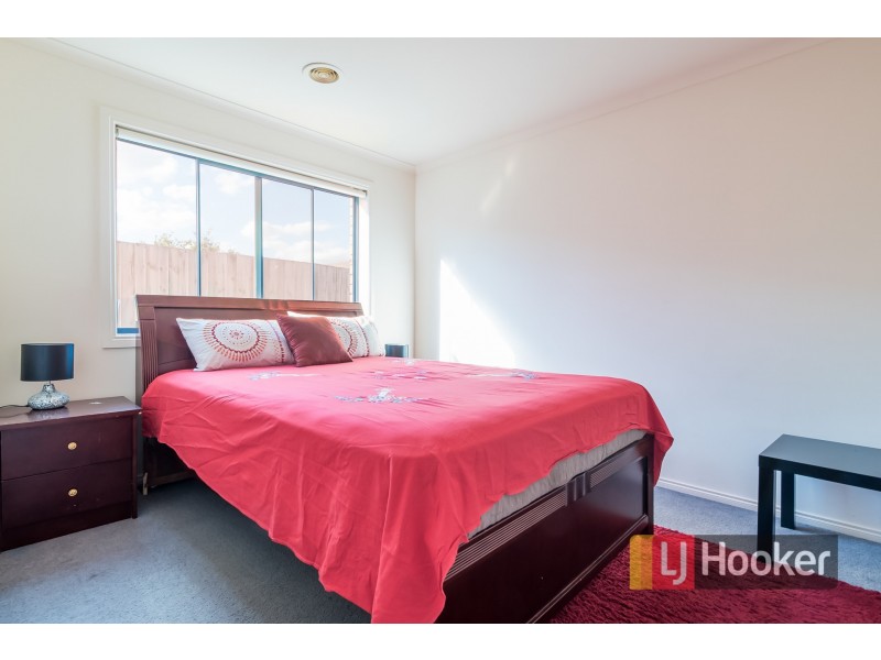 10 Sir Thomas Drive, Pakenham VIC 3810