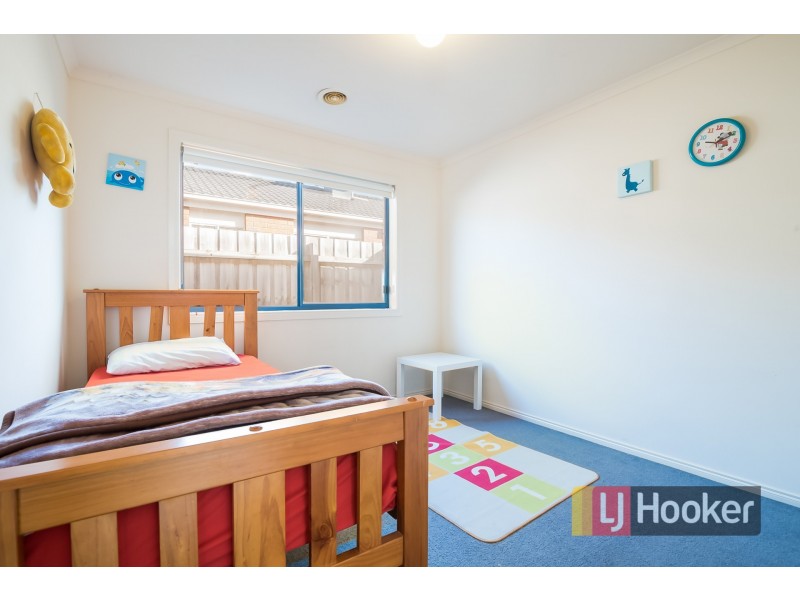 10 Sir Thomas Drive, Pakenham VIC 3810