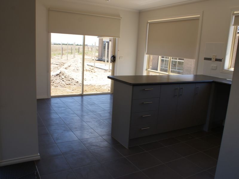 2 Belvedere Crescent, Pakenham VIC 3810