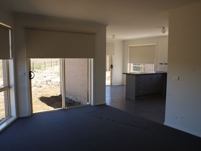 2 Belvedere Crescent, Pakenham VIC 3810