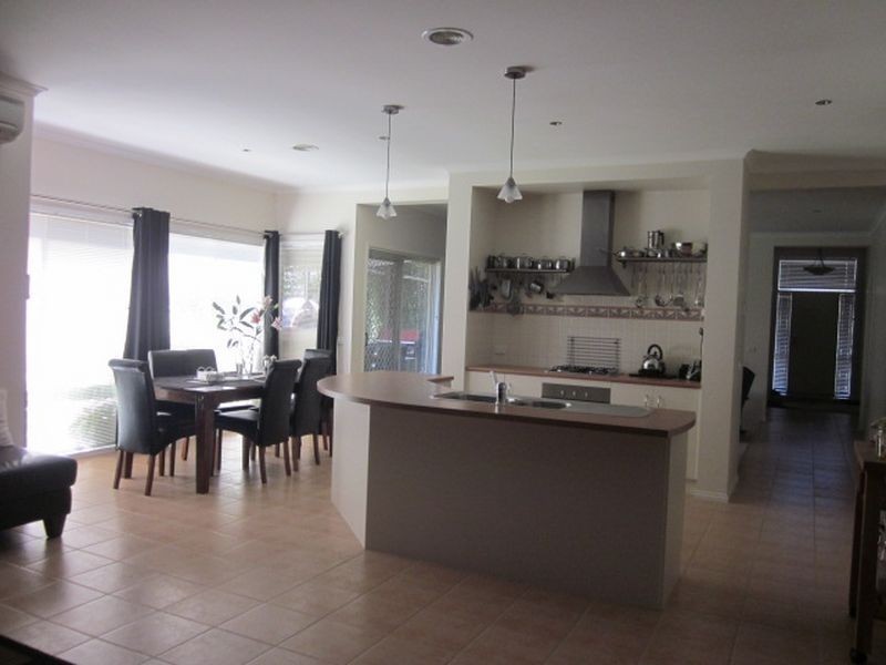 11 Hopkins Pass, Pakenham VIC 3810