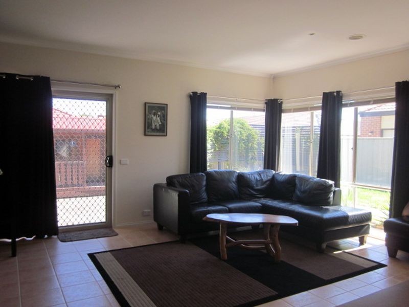 11 Hopkins Pass, Pakenham VIC 3810