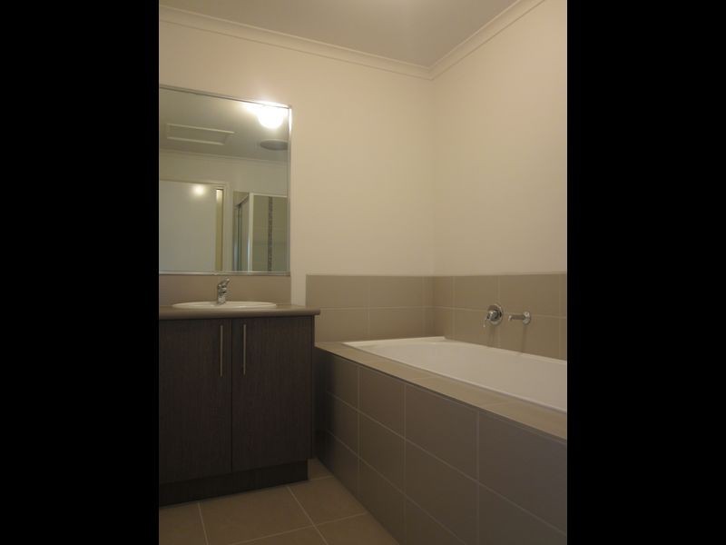 28/107 Army Road, Pakenham VIC 3810