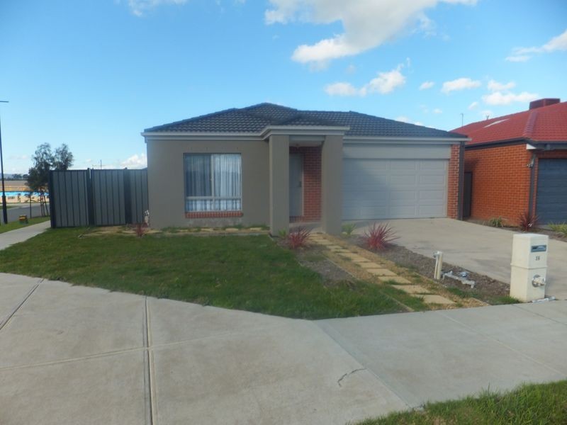 18 Waterside Drive, Pakenham VIC 3810