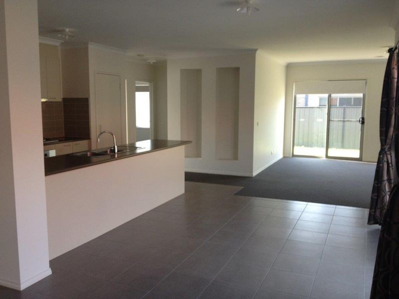 18 Waterside Drive, Pakenham VIC 3810