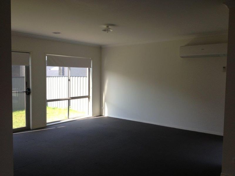 18 Waterside Drive, Pakenham VIC 3810