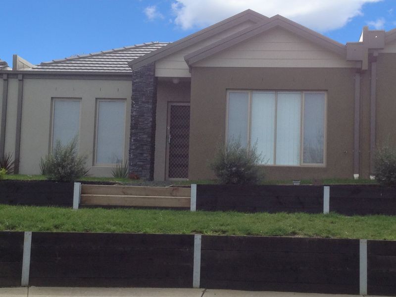 9 Mcclenaghan Place, Pakenham VIC 3810