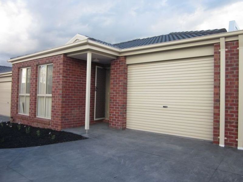 4/8 Mcclenaghan Place, Pakenham VIC 3810