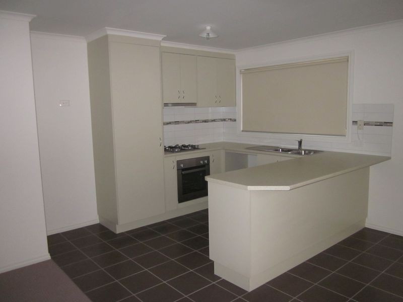 4/8 Mcclenaghan Place, Pakenham VIC 3810