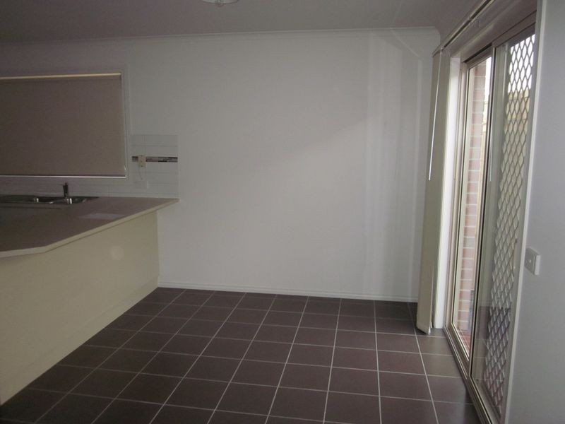 4/8 Mcclenaghan Place, Pakenham VIC 3810