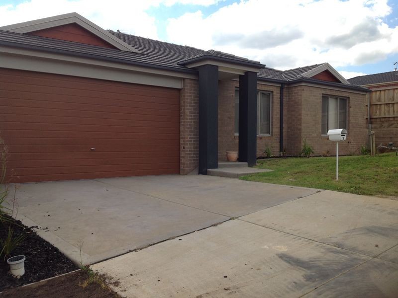 3 McClenaghan Place, Pakenham VIC 3810