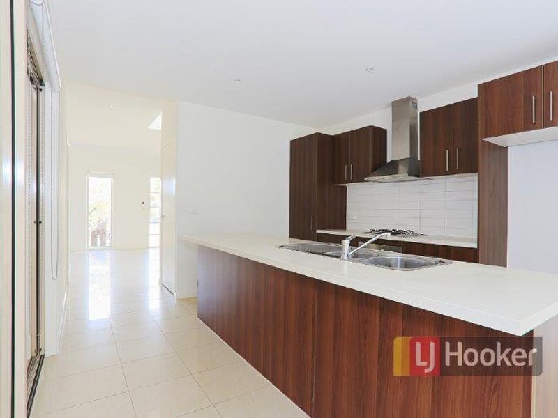 16 Dealbata Lane, Pakenham VIC 3810