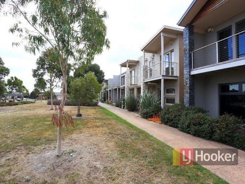 16 Dealbata Lane, Pakenham VIC 3810