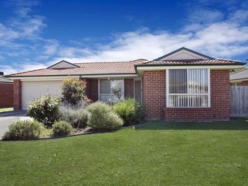 8 Naples Way, Pakenham VIC 3810
