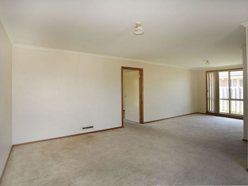 8 Naples Way, Pakenham VIC 3810