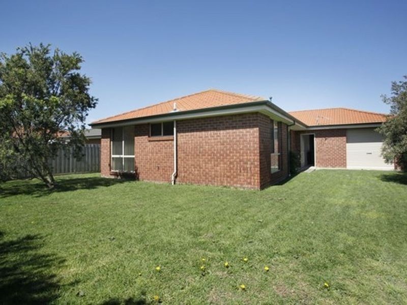 8 Naples Way, Pakenham VIC 3810