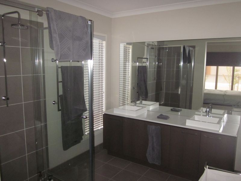 28 Dusseldorp Drive, Pakenham VIC 3810