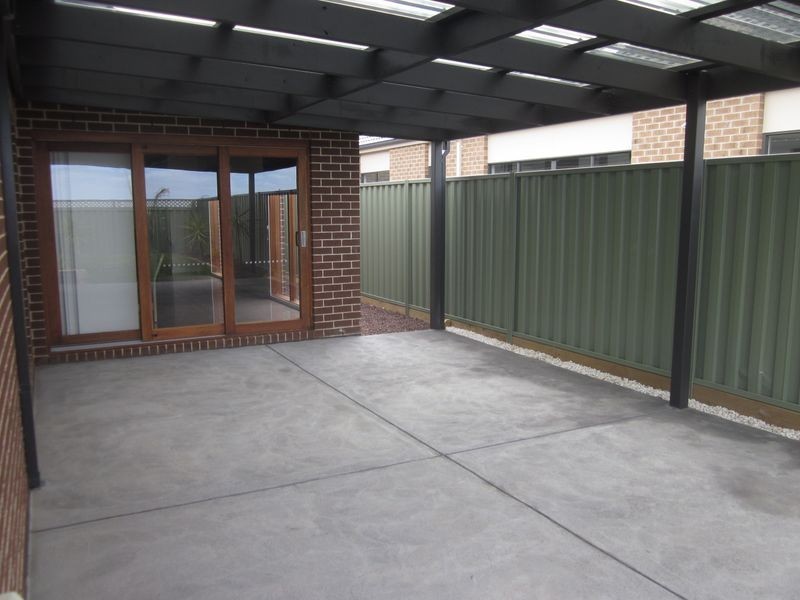 28 Dusseldorp Drive, Pakenham VIC 3810