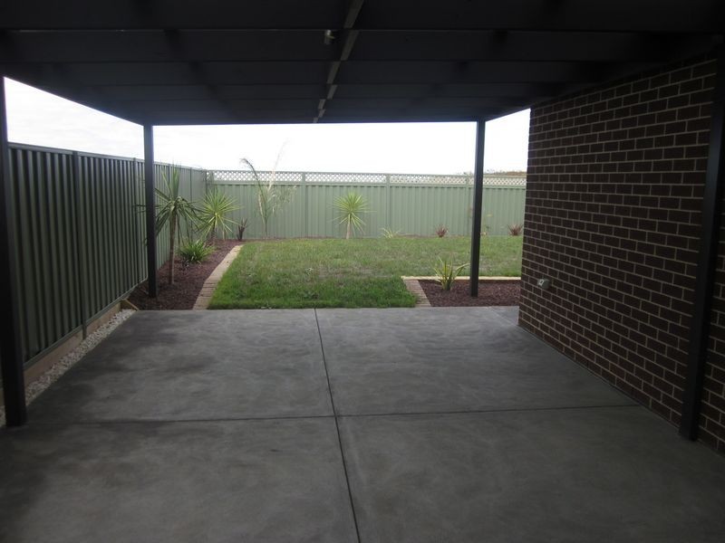 28 Dusseldorp Drive, Pakenham VIC 3810