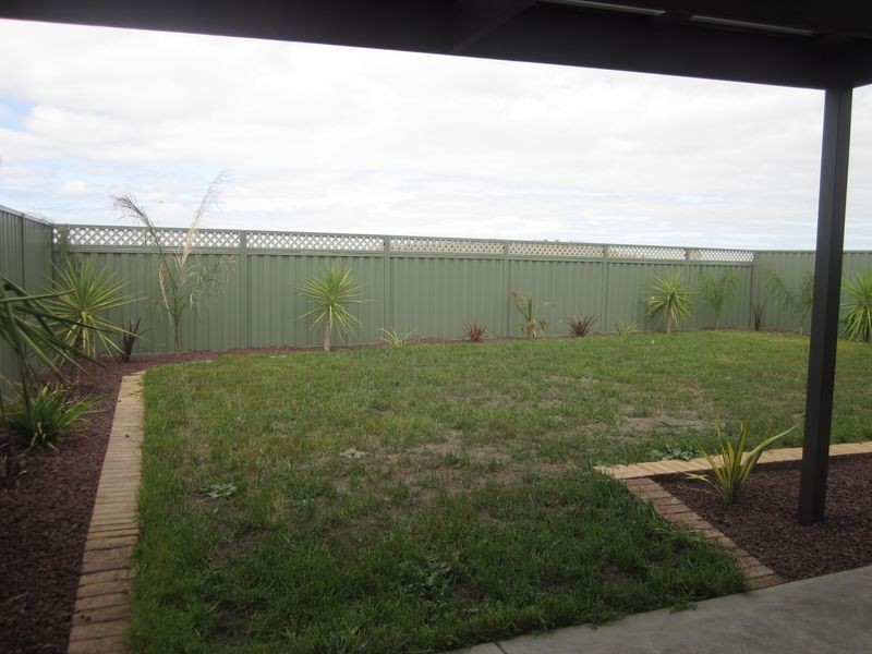 28 Dusseldorp Drive, Pakenham VIC 3810