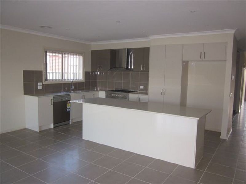 12 Cohens Way, Pakenham VIC 3810