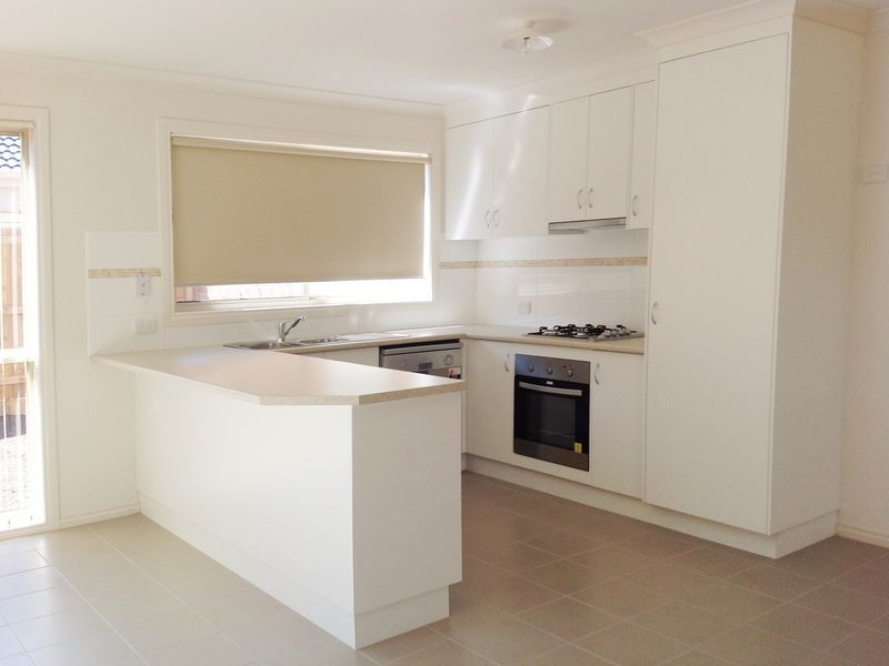 11/12 McClenaghan Place, Pakenham VIC 3810