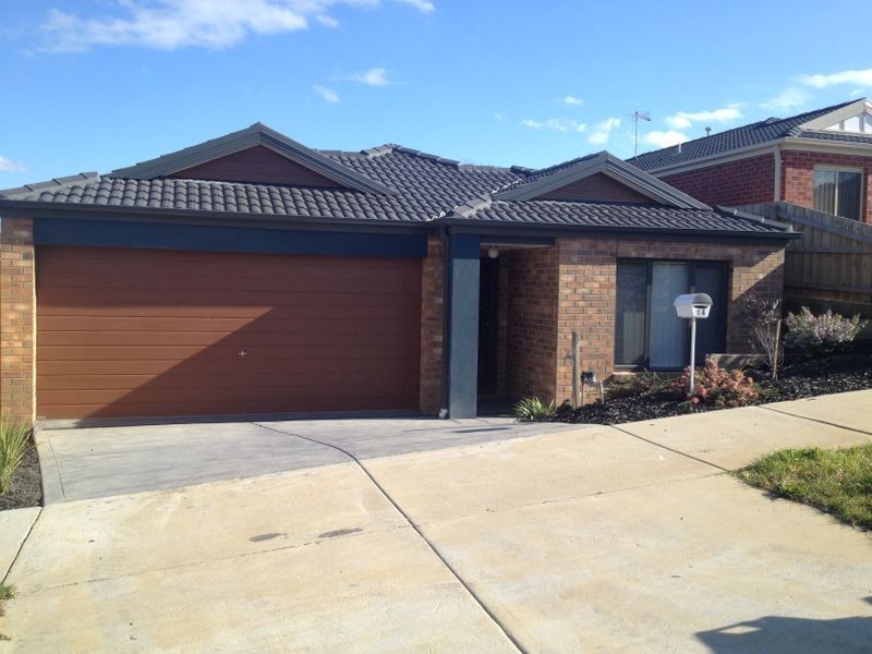 14 McClenaghan Place, Pakenham VIC 3810