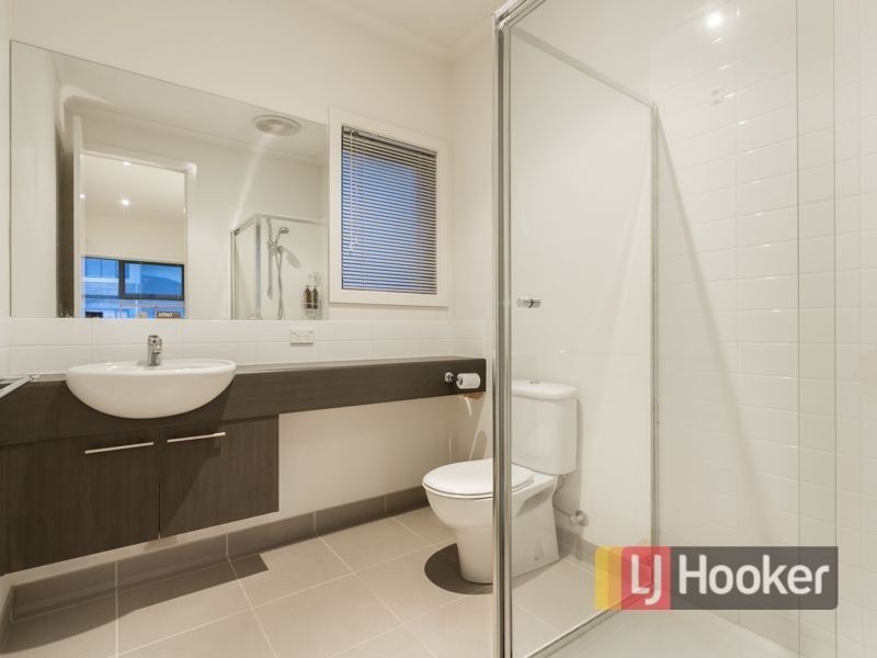 22 Edgeware Close, Pakenham VIC 3810