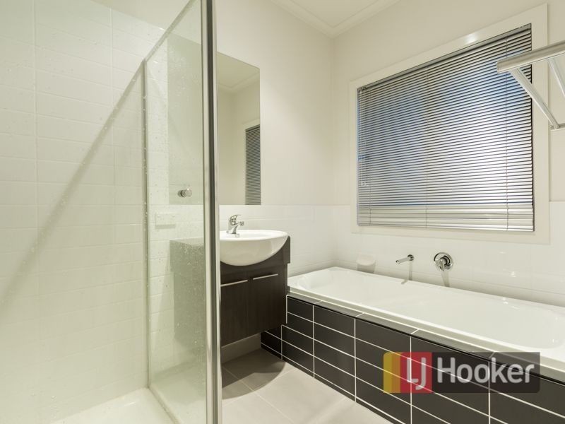 22 Edgeware Close, Pakenham VIC 3810