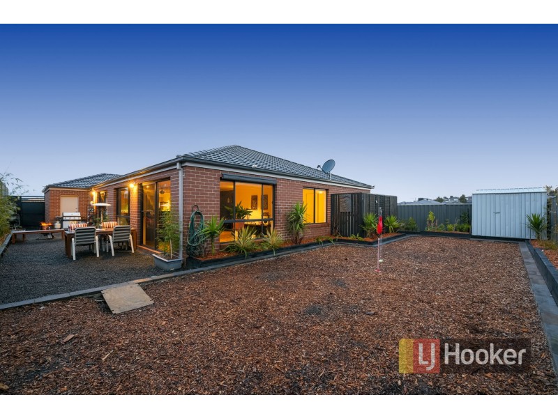 13 Albert Circuit, Pakenham VIC 3810