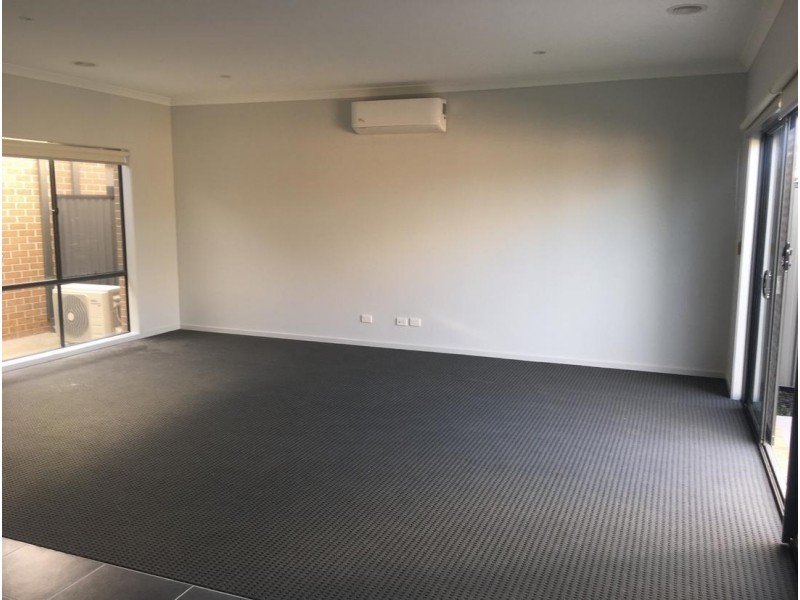4 Grandvue Parade, Pakenham VIC 3810