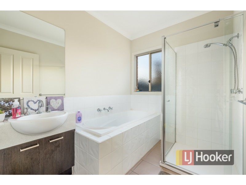 10 Persimmon Lane, Pakenham VIC 3810