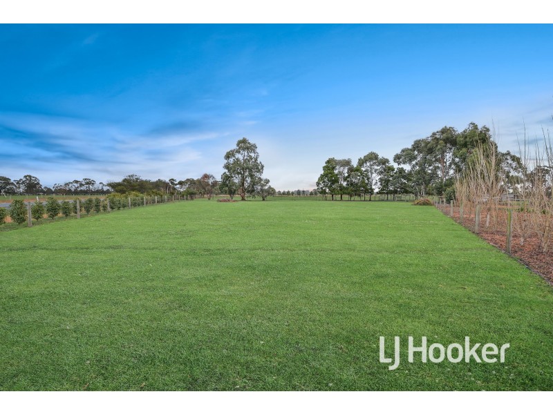 75 Hall Road, Pakenham South VIC 3810