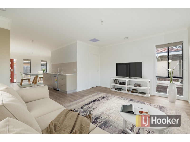 2/27 Henty Street, Pakenham VIC 3810