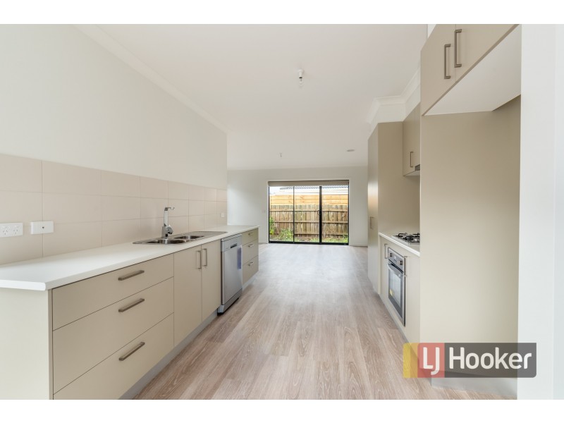 2/27 Henty Street, Pakenham VIC 3810