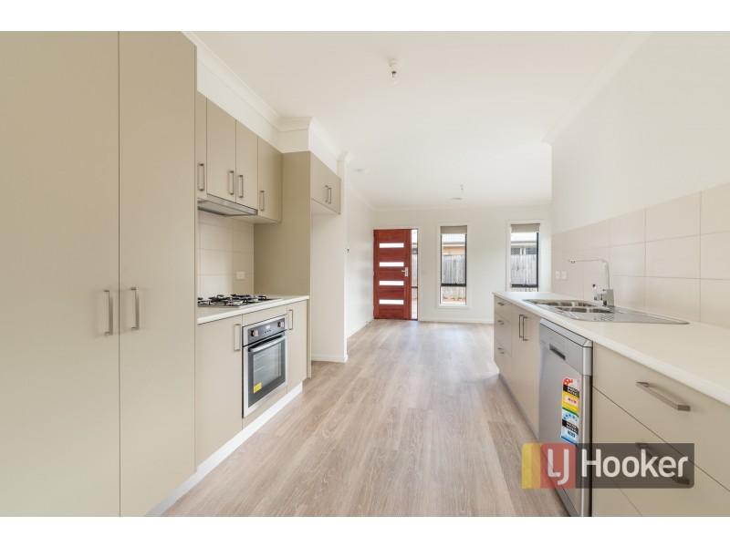 2/27 Henty Street, Pakenham VIC 3810