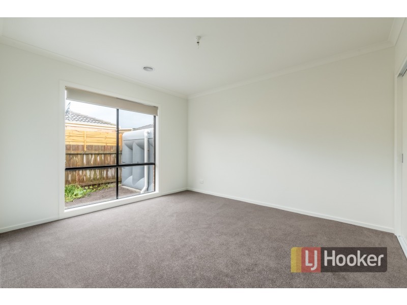 2/27 Henty Street, Pakenham VIC 3810