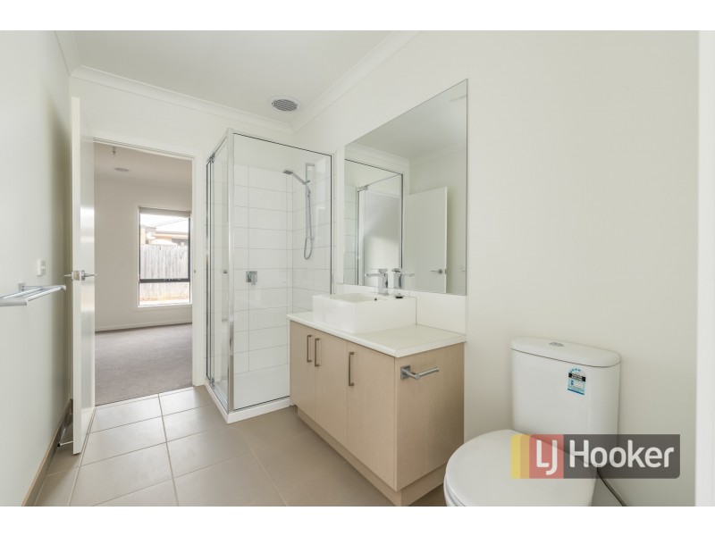 2/27 Henty Street, Pakenham VIC 3810