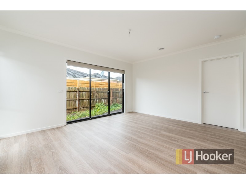 2/27 Henty Street, Pakenham VIC 3810