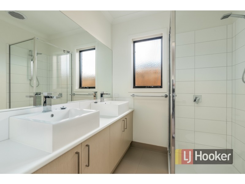 3/27 Henty Street, Pakenham VIC 3810