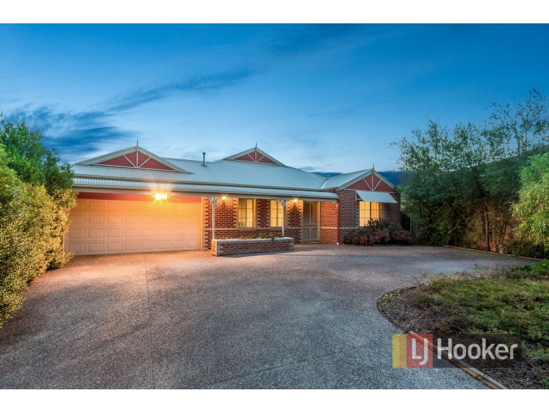33 Henry Lawson Drive, Pakenham VIC 3810