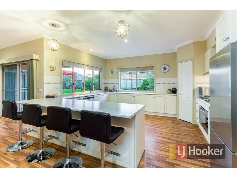 33 Henry Lawson Drive, Pakenham VIC 3810