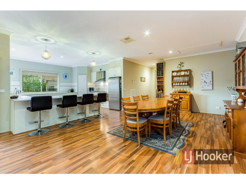 33 Henry Lawson Drive, Pakenham VIC 3810