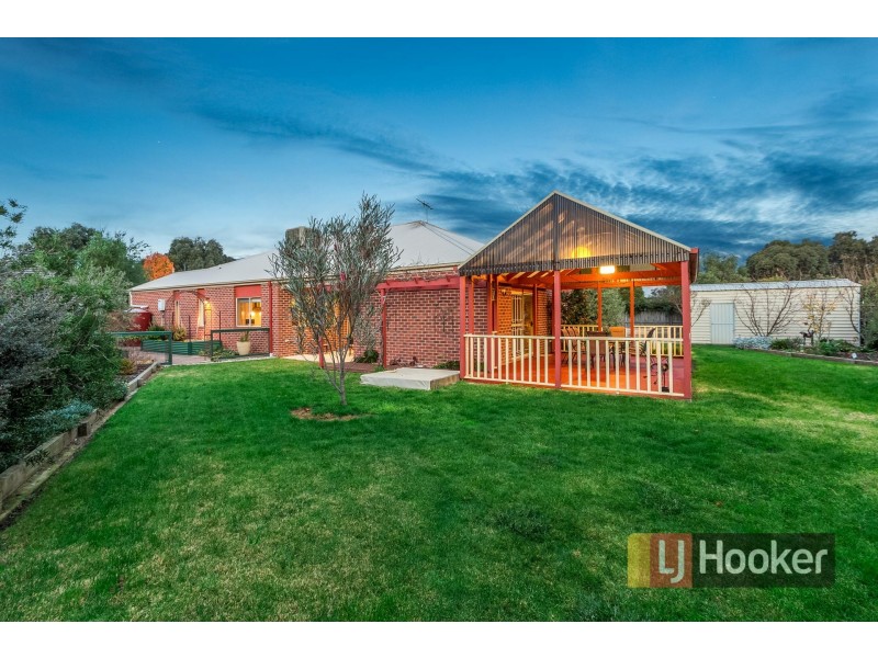 33 Henry Lawson Drive, Pakenham VIC 3810