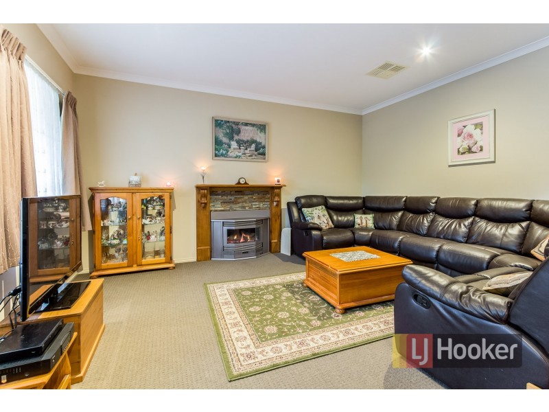 33 Henry Lawson Drive, Pakenham VIC 3810